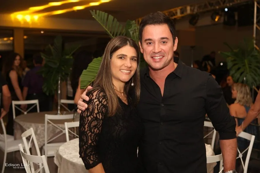 BRINDE À VIDA - A competente profissional da odontologia Patrícia Almeida Farhat receberá na próxima quarta-feira (15) as felicitações pela passagem de seu aniversário. No registro Patrícia e seu marido Rodrigo Farhat. Da coluna RC os votos de prosperidade e sucesso.