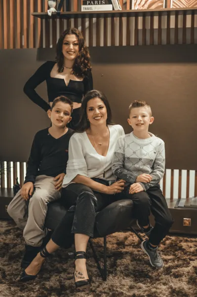 Leticia Cavina e seus filhos Anna Gabriela Cavina, João Miguel Cavina Zampier e Lorenzo Cavina Zampier