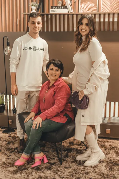 Ana Lucia Antunes e seus filhos Ana Leticia Antunes e Lucas Antunes