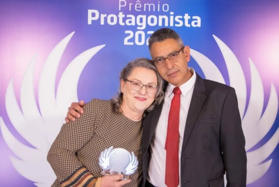 Enfermeira de PG que venceu a covid recebe prêmio