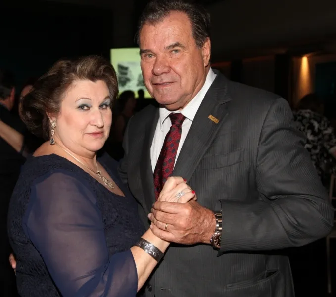 NIVER - Cirlei Pauliki foi muito cumprimentada pela passagem de seu aniversário no último domingo (12). Cirlei é casada com o empresário Jeroslau Pauliki, e é presidente do Instituto Mundo Melhor.  Vale ressaltar, que o casal é atuante em várias causas sociais e grupos de serviço de nossa cidade. Da coluna RC os votos de alegrias e saúde.