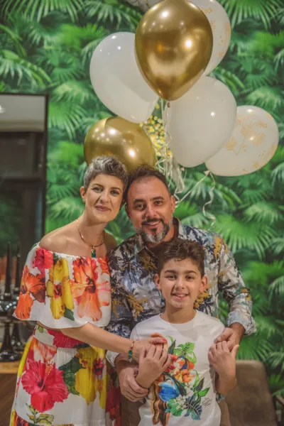 TIM – TIM  – Angelica Ionah Simionato será muito cumprimentada pela passagem de seu aniversário nesta quarta - feira (23). No registro, Angelica seu marido Hemerson Dmengeon e seu filho Benjamim. Da coluna RC os votos de alegrias e sucesso.