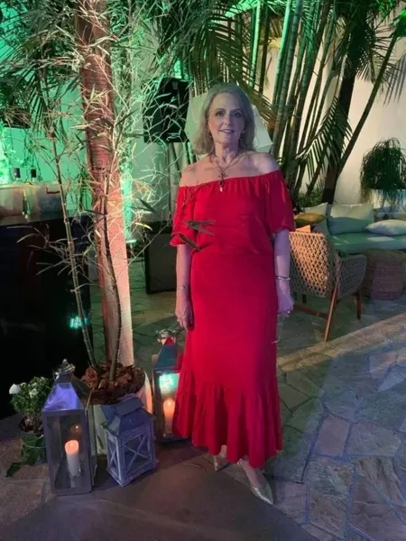 TROCA DE IDADE - A sempre elegante Margareth Sponholz receberá as felicitações pela passagem de seu aniversário nesta quarta - feira (22). Da coluna RC os votos de felicidades e realizações.