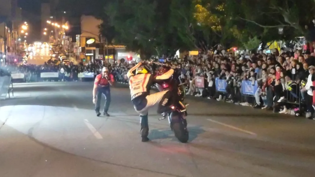 Motociclistas fazem manobras radicais na Vicente Machado