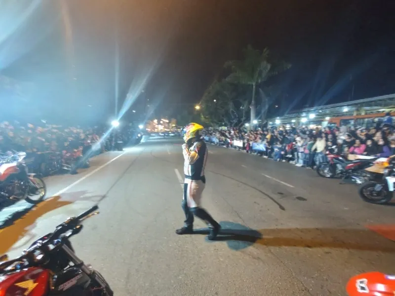 Motociclistas fazem manobras radicais na Vicente Machado