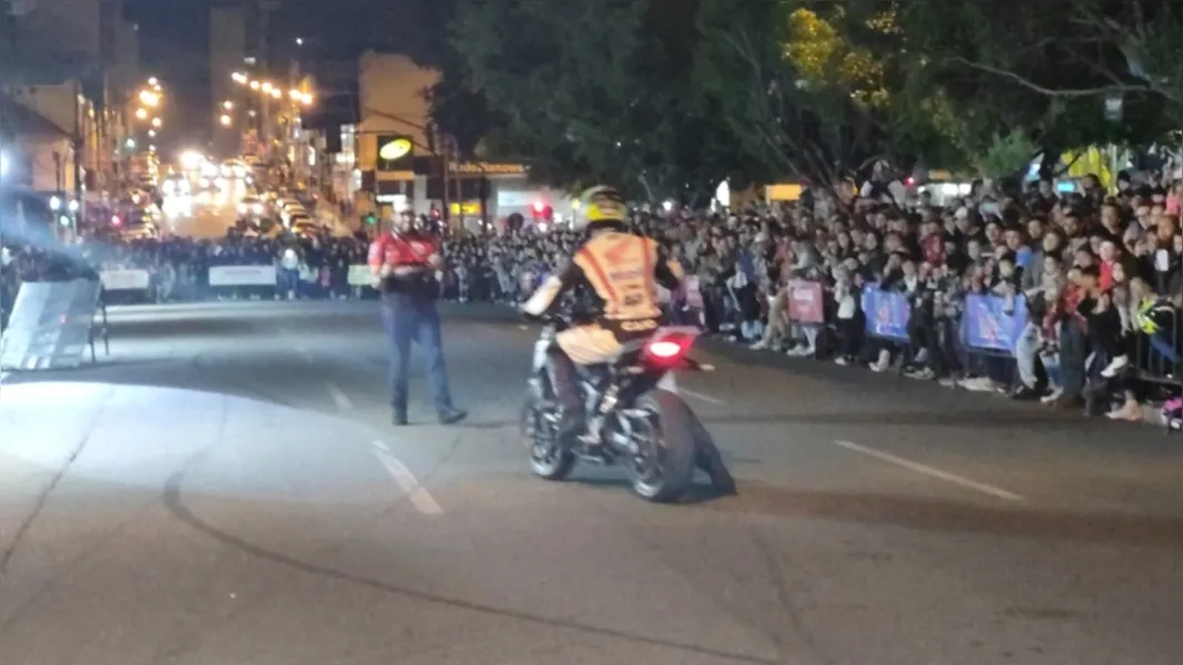 Centenas de pessoas foram à Vicente Machado para assistir ao show de motociclistas