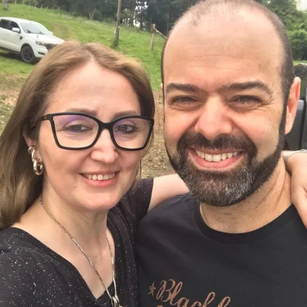 BRINDE À VIDA - Vanessa Acras será muito cumprimentada pela passagem de seu aniversário nesta quarta - feira (22). No registro especial, Vanessa com seu marido, o conceituado médico Rafael Acras. Da coluna RC os votos de prosperidade e sucesso.