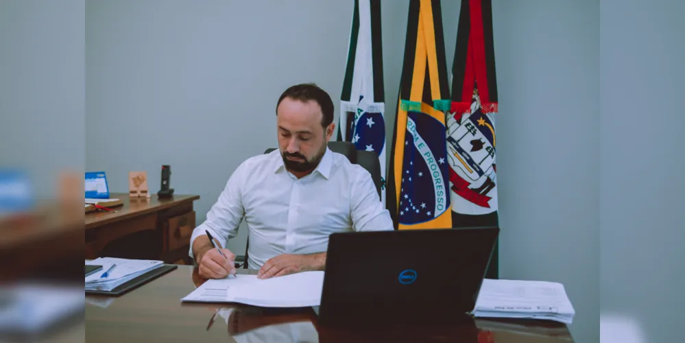 Prefeito Henrique Carneiro traz detalhes dos novos projetos de lei aprovados pela Câmara Municipal