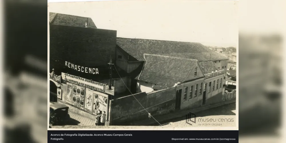 Fachada do antigo Cine Renascença. Na imagem, é possível perceber os cartazes dos filmes que estavam passando na época.