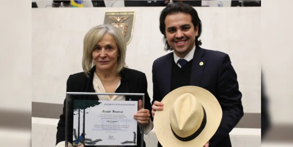 A família do jornalista Fabio Campana recebeu um certificado de Menção Honrosa pela trajetória pessoal e profissional do jornalista.