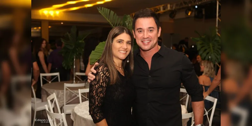 BRINDE À VIDA - A competente profissional da odontologia Patrícia Almeida Farhat receberá na próxima quarta-feira (15) as felicitações pela passagem de seu aniversário. No registro Patrícia e seu marido Rodrigo Farhat. Da coluna RC os votos de prosperidade e sucesso.