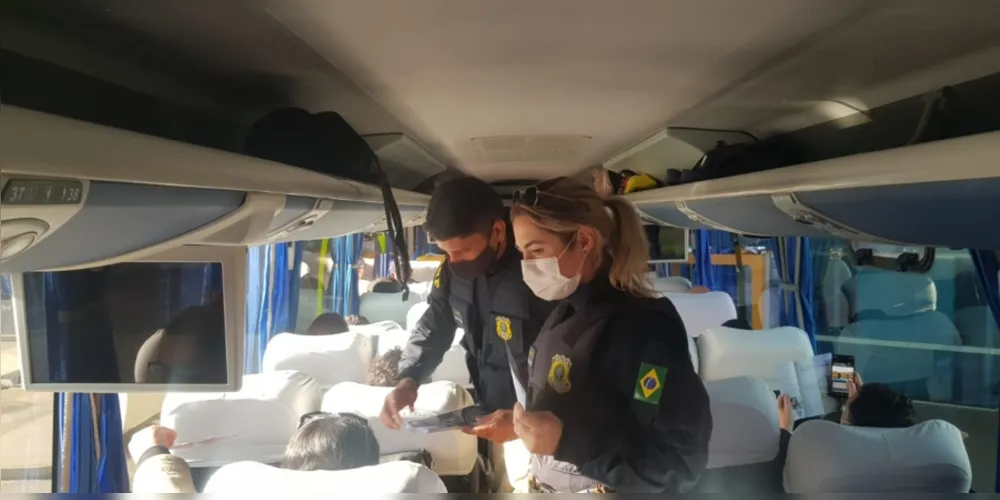 Além do atendimento das ocorrências, policiais também realizaram campanhas de conscientização para motoristas e passageiros na região dos Campos Gerais