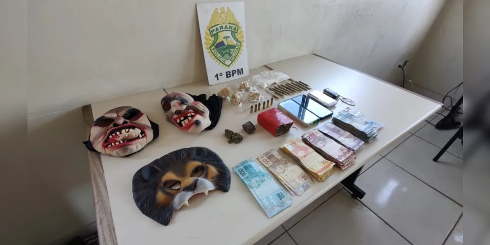 Policiais militares apreenderam diferentes tipos de drogas, dinheiro, celulares e um automóvel