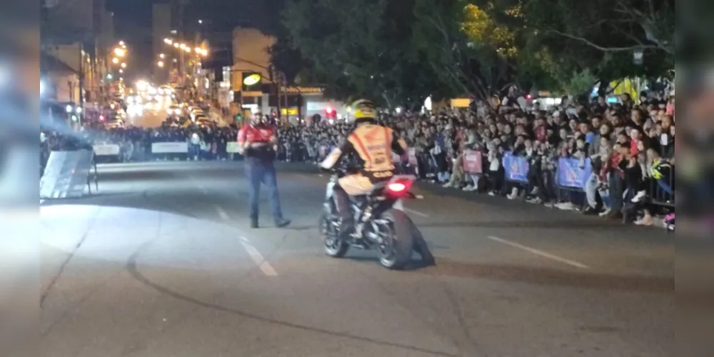 Centenas de pessoas foram à Vicente Machado para assistir ao show de motociclistas