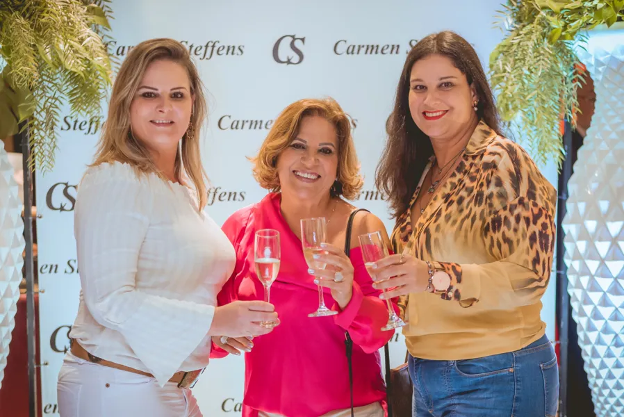 BDAY - Michelly Barszcz reserva a quinta-feira (1), para receber as felicitações pela troca de idade. No registro, Michelly com sua mãe Ângela e sua irmã Gisselly. Da coluna RC os votos de prosperidade e alegrias.