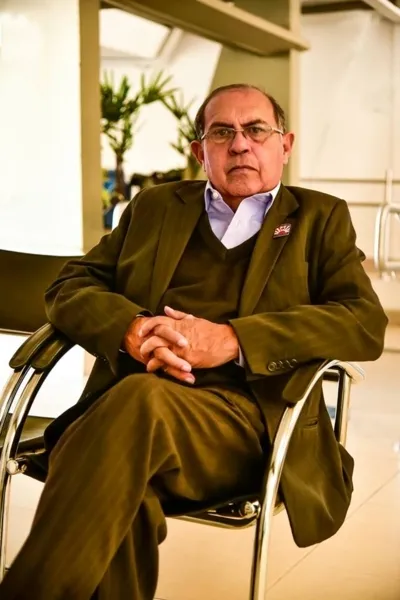 NOVO CICLO - O renomado colunista social Álvaro Andrade será muito cumprimentado pela passagem de seu aniversário no próximo domingo (11). O comunicador social dos Campos Gerais apresenta todos os sábados seu programa das 10 às 12 horas, pelas ondas da Rádio MZ FM, de nossa cidade. 

Álvaro com seu estilo próprio dedicou sua vida contando um pouco da história de nossa cidade, eternizando momentos felizes de muitas famílias. Da coluna RC os votos de alegrias e saúde.