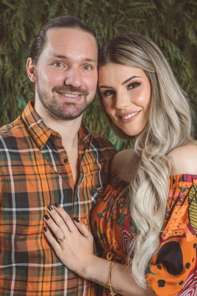 BRINDE À VIDA – Cássio Luis Rissardo foi muito cumprimentado pela passagem de seu aniversário na última quarta-feira (31). No registro, Cássio e sua esposa Caroline Miranda. Da coluna RC os votos de felicidades e sucesso.