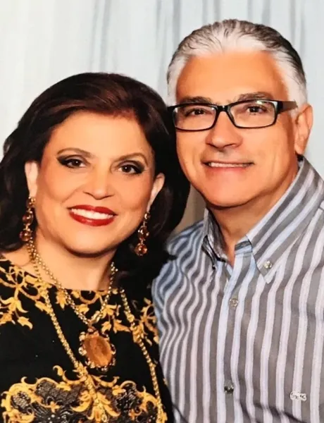 BRINDE À VIDA - O renomado médico Jorge Irapuan Ferreira da Cunha receberá as felicitações pela passagem de seu aniversário no próximo sábado (10). No registro especial Jorge Irapuan e sua esposa Iclea Saliba Cunha. Da coluna RC os votos de prosperidade e alegrias.