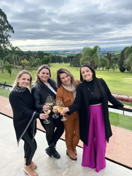 CLICK – No registro especial, Lorena Domareski Martinelli, Andressa Telles, Leila Grik e Rafaela Freitas em recente evento no Ponta Grossa Golf Club.