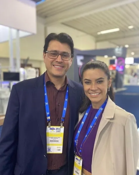 Destaque também para o renomado oftalmologista Leonardo Saliba Cunha que comemorou seu aniversário no último domingo. Na foto Leonardo com sua esposa Priscila Cunha.