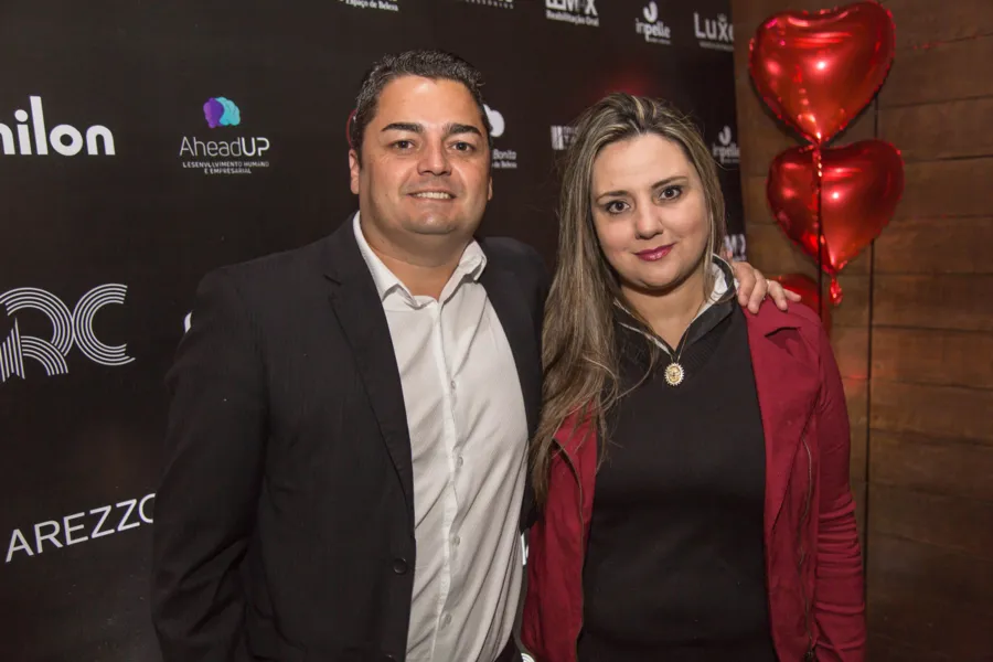 BDAY - A advogada Karina O. Glapinski Correa será muito cumprimentada pela troca de idade nesta sexta - feira (9). No registro especial, Karina com seu marido Fernando Correa. Da coluna RC os votos de realizações infinitas.