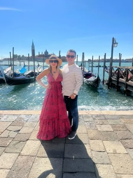 TRIP – O casal Stefanie Mahara Cunha Guinossi Rodrigues e Anderson Murilo Rodrigues curtindo as belezas e os encantos de Veneza na Itália.