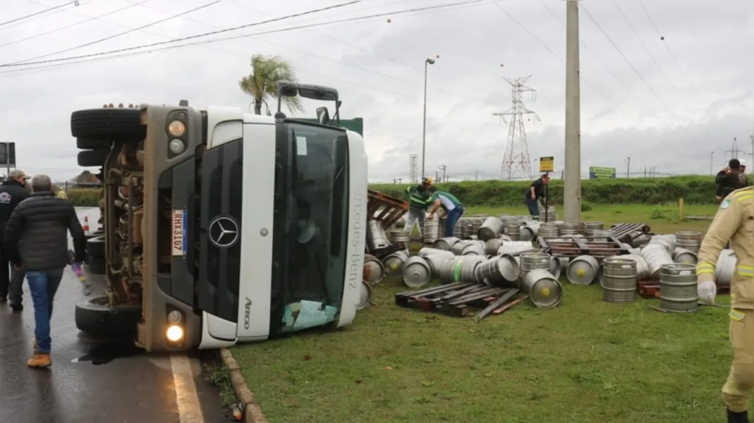 Acidente aconteceu na BR-376, em um dos acessos ao Distrito Industrial, em Ponta Grossa