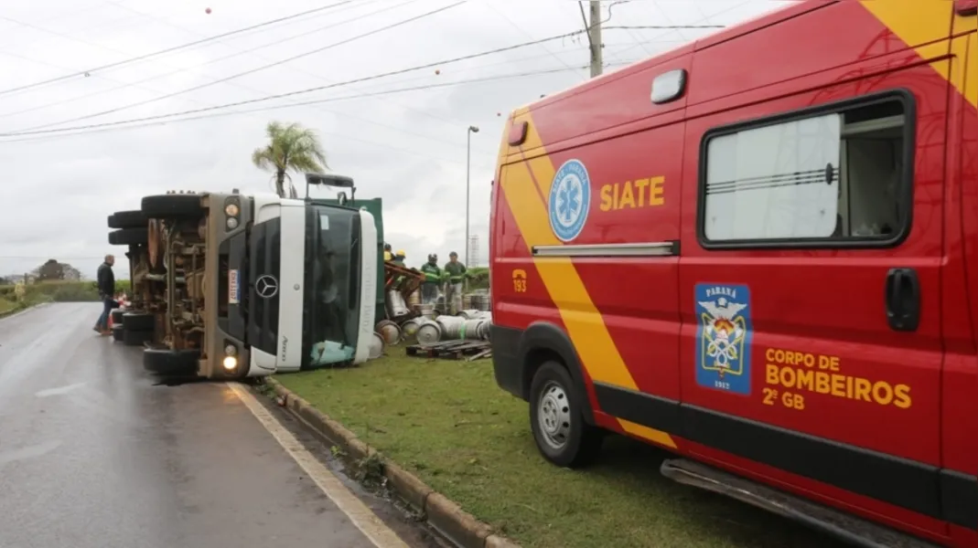 Acidente aconteceu na BR-376, em um dos acessos ao Distrito Industrial, em Ponta Grossa