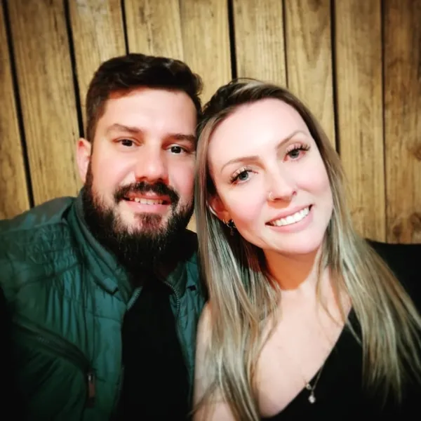 FELICITAÇÕES – O empresário e médico veterinário Arnaldo Schiebelbein receberá as felicitações pela troca de idade no próximo sábado (10). No registro, Arnaldo e sua noiva Wanessa Pendyk. Da coluna RC os votos de felicidades e sucesso.