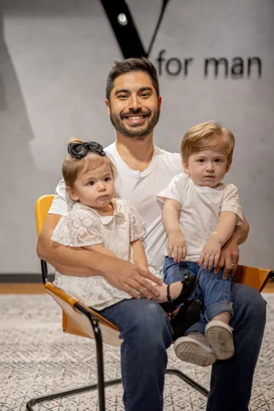 Vitor Komatsu e seus filhos Maria e Marcelo Komatsu