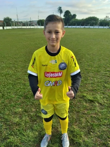 NIVER – O goleiro da ACGF e do sub 11 da escola do Operário Ferroviário Nathan Eduardo que vem se destacando nos Campos Gerais, completou na última quarta-feira (31) seus onze anos de idade. Da coluna RC os votos de alegrias e realizações.