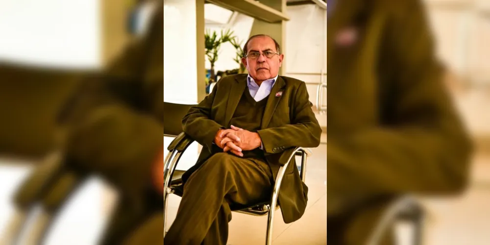 NOVO CICLO - O renomado colunista social Álvaro Andrade será muito cumprimentado pela passagem de seu aniversário no próximo domingo (11). O comunicador social dos Campos Gerais apresenta todos os sábados seu programa das 10 às 12 horas, pelas ondas da Rádio MZ FM, de nossa cidade. 

Álvaro com seu estilo próprio dedicou sua vida contando um pouco da história de nossa cidade, eternizando momentos felizes de muitas famílias. Da coluna RC os votos de alegrias e saúde.