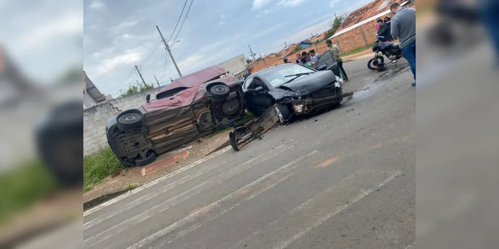Um dos veículos quase capotou com o impacto do acidente