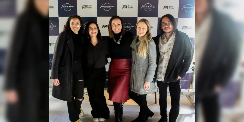 Ao centro Maria Priscila Nabozni, CEO da agência MAPA360 com Heloisa Oliveira, Daiana Azambuja, Loise Clemente e Gustavo Ban, da equipe da agência.