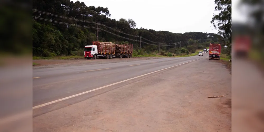 Durante o período, o tráfego na via, nas frentes de trabalho, será realizado em meia pista na maior parte do tempo, em sistema de pare e siga