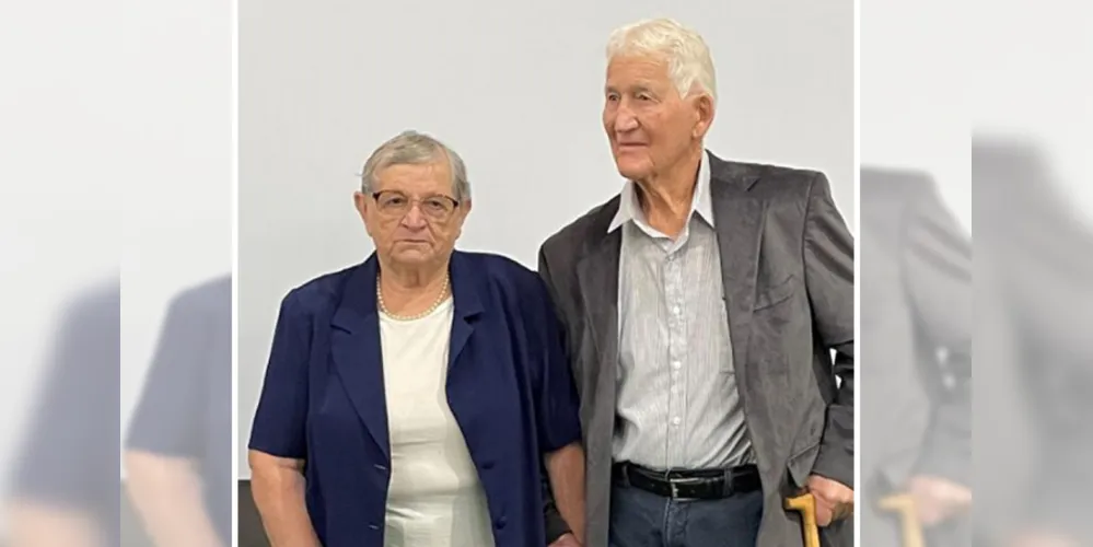 Walter Degger e sua esposa foram homenageados pela cooperativa com uma placa no início deste ano