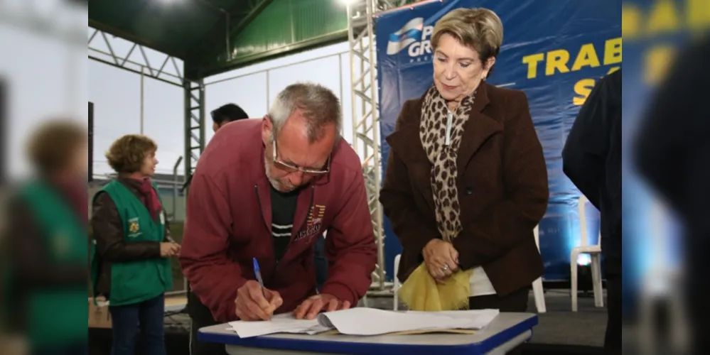 Prefeita Elizabeth Schmidt acompanhou a assinatura dos contratos no Ouro Verde.
