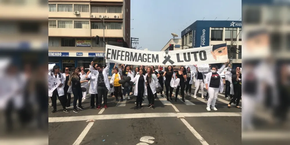 Manifestação de profissionais da enfermagem em Ponta Grossa.