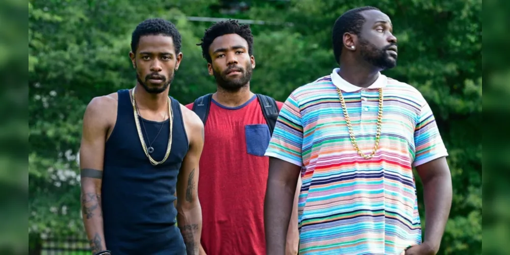 Donald Glover vive Earn no seriado. Um jovem que agência a carreira do primo PaperBoy no rap estadunidense