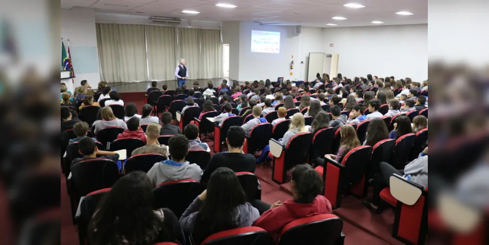 A presidente da Agência de Inovação e Desenvolvimento de Ponta Grossa, Tônia Mansani, explica que a previsão inicial era ofertar 100 vagas para gratuitas para estudantes das instituições que fazem parte do Grupo de Trabalho da Educação do Vale dos Trilhos