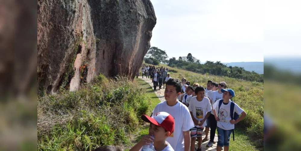 Nos arenitos, as crianças da instituição conferiram de perto as formas esculpidas pela natureza, como camelo, bota, leão e garrafa