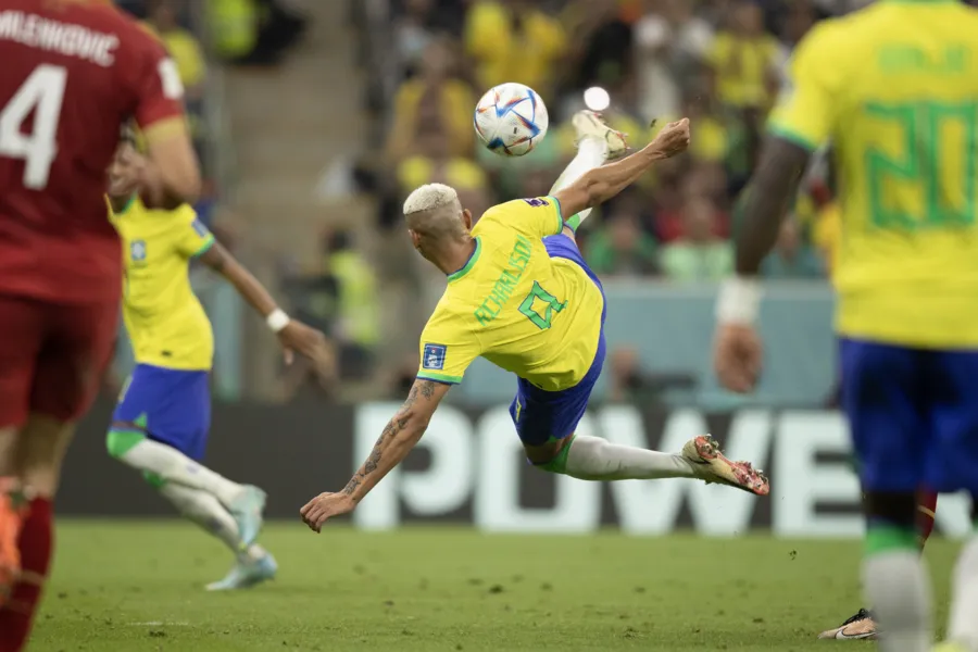 Richarlison foi o responsável por balançar as redes do Brasil com direito a golaço de voleio.
