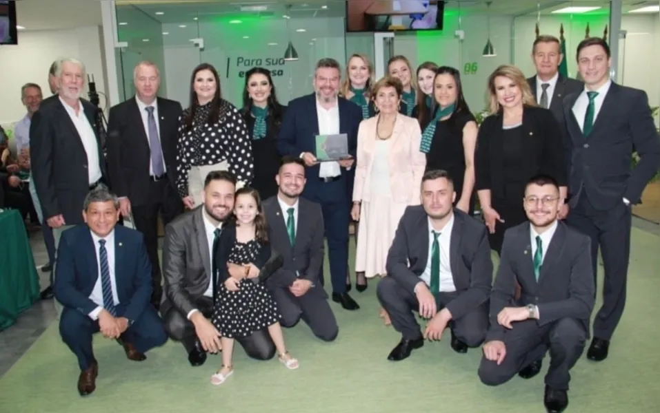 Diretoria da Sicredi com a equipe de colaboradores da Santa Paula, prefeita Elizabeth Schmidt e o associado número 1 que é o Oséias Gomes da Odonto Excellence