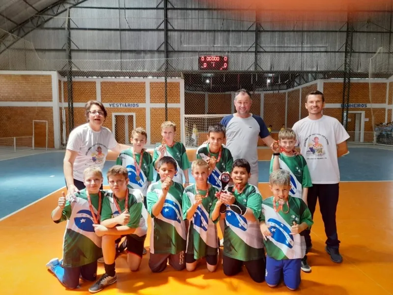 No final da disputa os alunos do 5º ano da Escola Maria José Stremel garantiram o 1º lugar no Futsal Masculino