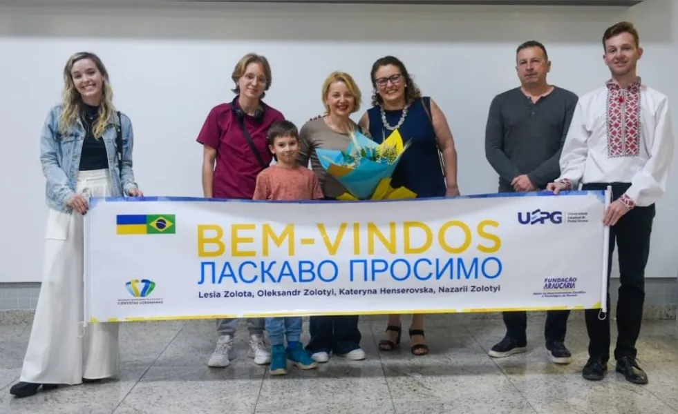 Cientista que fugiu da guerra da Ucrânia é recepcionada pela UEPG