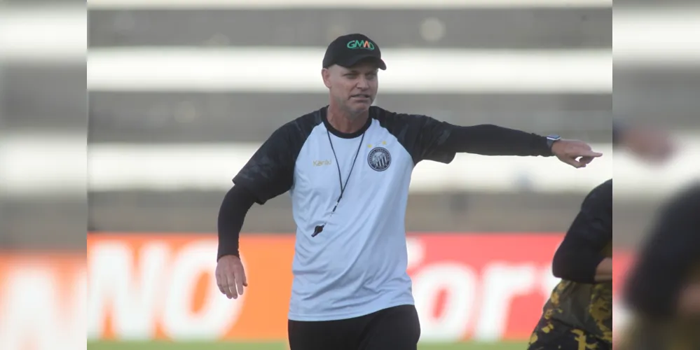 A equipe conta com o técnico da base Sandro Forner e outros seis profissionais