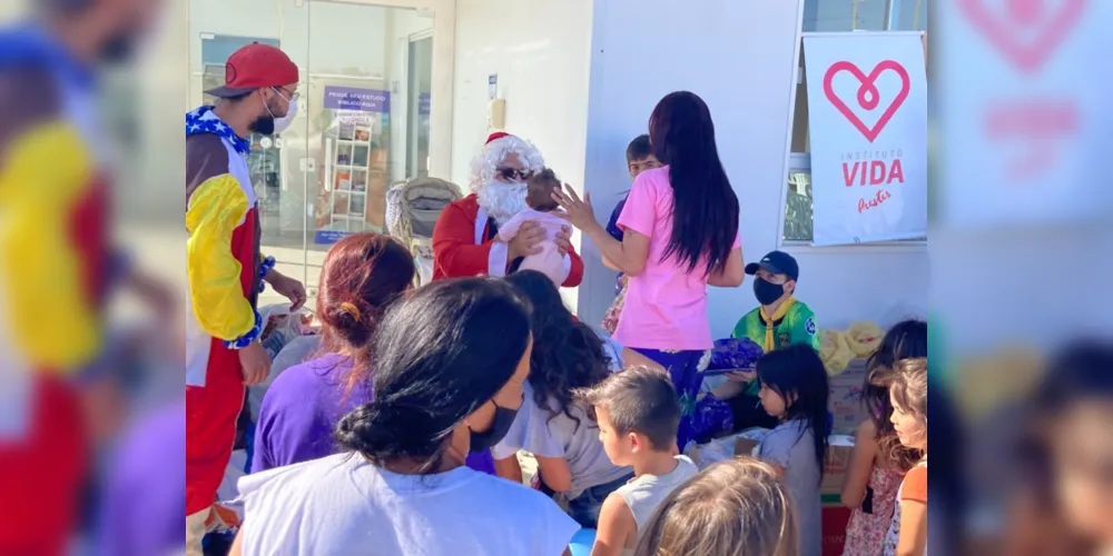 Iniciativa arrecada brinquedos e doces para com o Papai Noel fazer a alegria das crianças