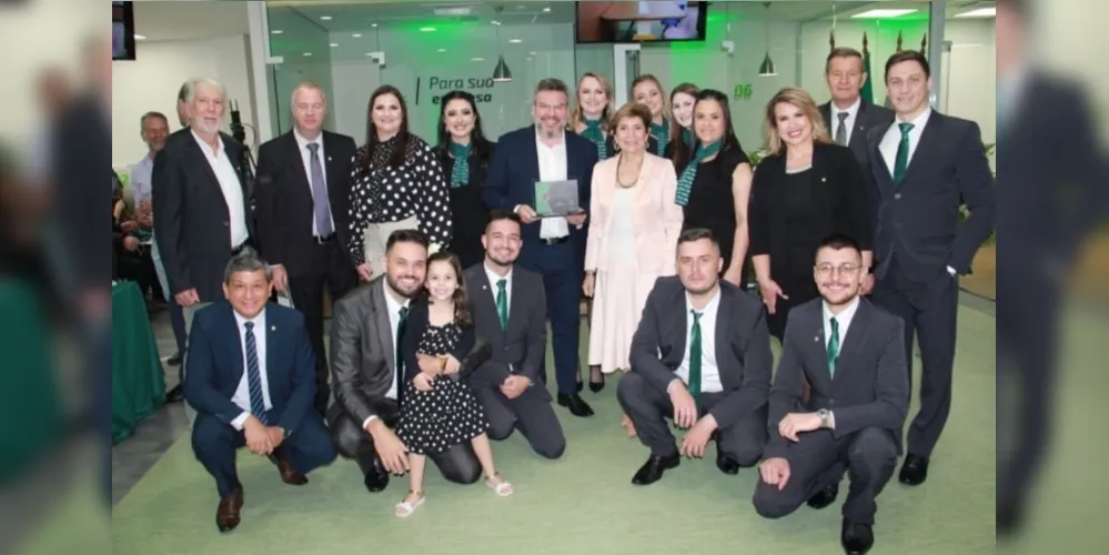Diretoria da Sicredi com a equipe de colaboradores da Santa Paula, prefeita Elizabeth Schmidt e o associado número 1 que é o Oséias Gomes da Odonto Excellence