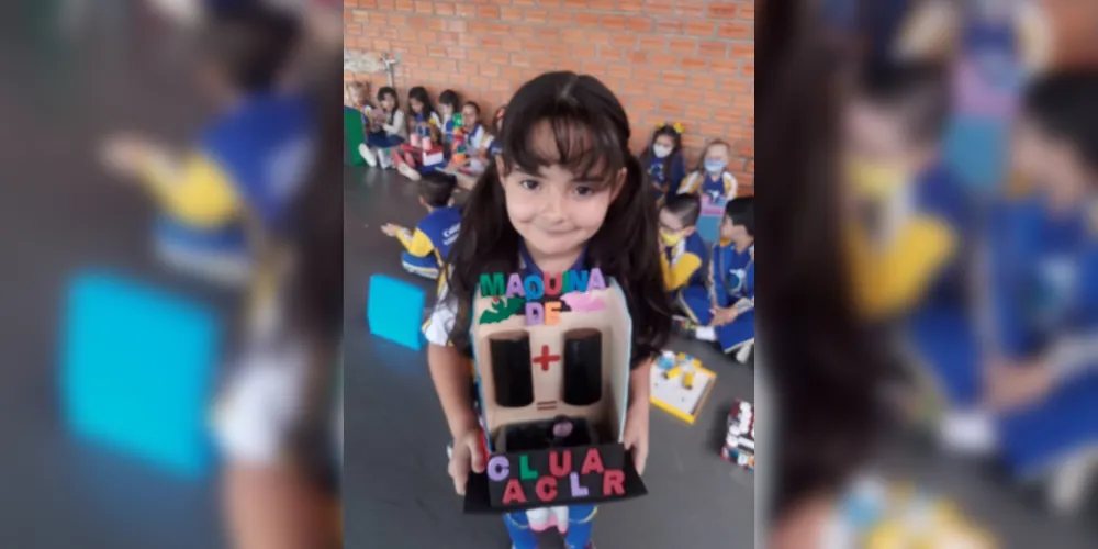 Foi proposto que os alunos juntamente com seus familiares, produzissem uma máquina de calcular, utilizando materiais recicláveis