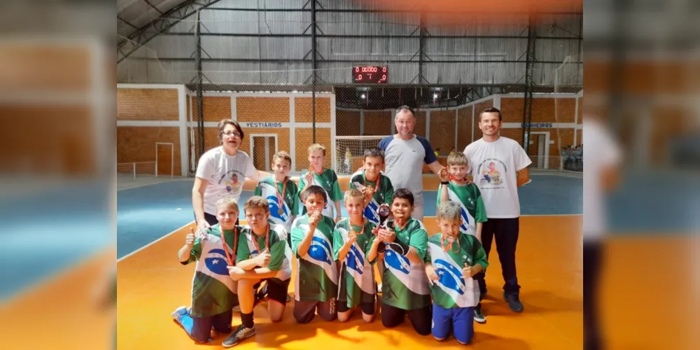 No final da disputa os alunos do 5º ano da Escola Maria José Stremel garantiram o 1º lugar no Futsal Masculino